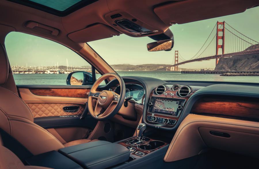 Интерьер Bentley Bentayga Hybrid 2018 года  (WW) (фото 31 из 45)